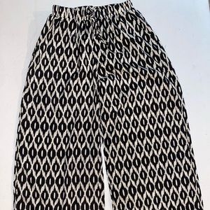 Women’s Black & White Printed Flow Pants
